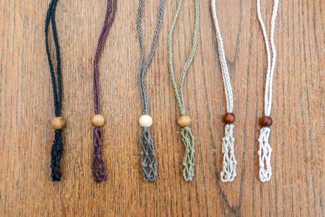 Here are the best hemp necklace patterns that are very easy to make. Click here to know more about the designs and make them at home. Crystal Pouch Necklace, Crystal Pouch, Hemp Macrame, Pouch Necklace, Raw Stone Necklace, Macrame Necklaces, Crystal Holder, Eco Jewelry, Hemp Necklace