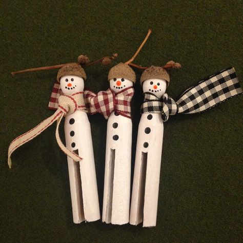 Snowman wooden peg doll Wooden Peg Crafts, Wooden Clothes Pegs Craft, Wooden Clothes Peg Craft Ideas, Wooden Peg Christmas Crafts, Clothes Peg Christmas Crafts, Peg Doll Christmas Ornaments, Wooden Pegs Craft, Snowman Peg Doll, Christmas Peg Doll Ideas