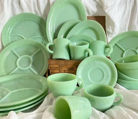 Jadeite Kitchen, Jadeite Dishes, Green Dishes, Fire King Dishes, Vintage Dishes Antiques, Retro Dishes, Vintage Dishware, Vintage Mason Jars, Glass Room