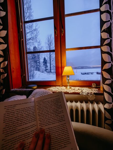 Snowy Reading Aesthetic, Reading By Fireplace Aesthetic, Reading In Winter Aesthetic, Reading In Winter, Romanticizing Christmas, Christmas Reading Aesthetic, Winter Reading Aesthetic, Reading Core, Planner Pictures