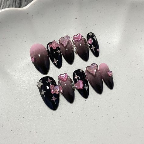 Heart Press On Nails, Black Pink White Nails, Pink Nail With Heart, Dark Korean Nails, Nail Ideas Black And Pink, Nail Art Aesthetic Pink, Pink Nails With Black Heart, Black N Pink Nails, Black Pink And White Nails