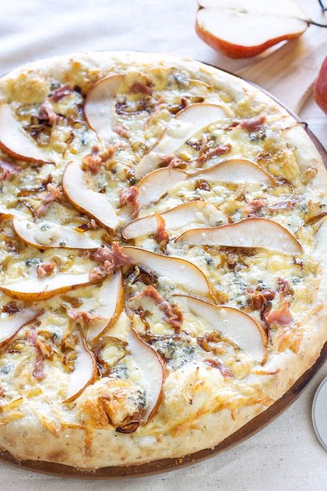 Pear Blue Cheese Pizza, Smoked Pizza Recipes, Pear Prosciutto, Chicken Gorgonzola, Gorgonzola Pizza, Recipe Runner, Pizza Gourmet, Smoked Mozzarella, Pizza Vegana