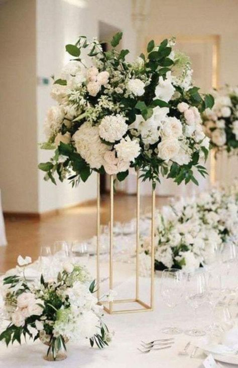 Rustic Wedding Decorations, Tafel Decor, Green Wedding Colors, Unique Wedding Flowers, Wedding Floral Centerpieces, Wedding Vases, Flower Centerpieces Wedding, Wedding Table Decorations, Wedding Flower Arrangements