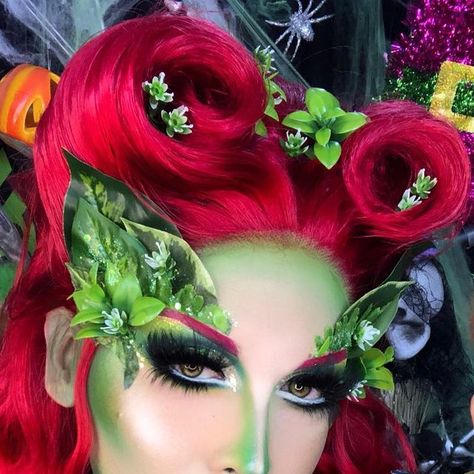 Andres Lugo on Instagram: "🎃HALLOWEEN 👻 Inspo @umathurman  #poisonivy  #hiedra  Concealer @lagirlcosmetics  Foundation @marifercosmetics  Shadow @beautycreations.cosmetics  on @bravacosmeticos  Glitter/Pigment @mizzbrushes  Lash @lashesbyesmeraldarivera  Brush @mizzbrushes  Highlither @wetnwildbeauty  Lenses @giolens_contacts  Wig @nia_wigs   #poison #ivy #halloween #makeup #hiedra #venenosa #planta #enredadera #wig #batman" Poison Ivy Steampunk, Poison Ivy Hair Hairstyles, Poison Ivy Makeup Ideas, Poison Ivy Hair, Poison Ivy Halloween, Ivy Makeup, Poison Ivy Makeup, Make Ip, Ivy Costume