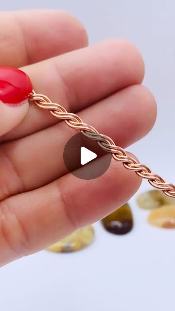 Wire Loop Tutorial, How To Twist Wire For Jewelry, Wig Jig Patterns Free, Wiring Jewelry, Wire Bracelets Diy, Jewelry With Wire, Wire Rings Tutorial, Jewelry Tutorials Free, Handmade Copper Bracelet