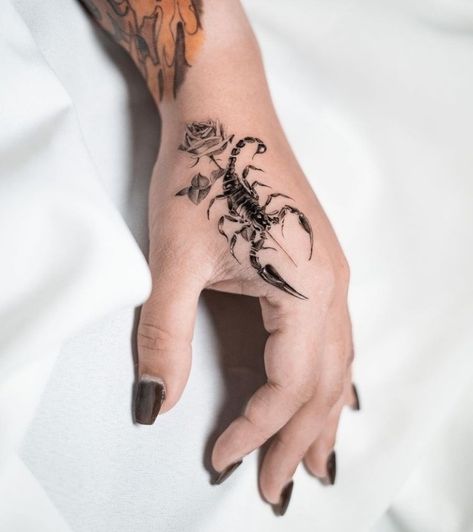 Scorpion Women Tattoo, Scorpio Wrist Tattoo, Hand Tattoos For Women Unique Ideas, Scorpion Finger Tattoo, Scorpio Hand Tattoo, Feminine Scorpion Tattoo Ideas, Scorpion Female Tattoo, Henna Scorpion, Arm Tattoos For Women Scorpion