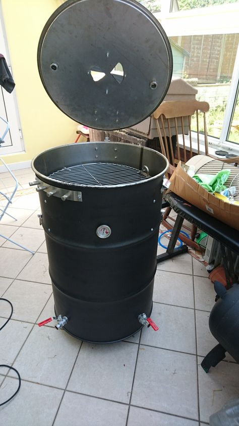 Da Ugly Drum Smoker Self Made for Serious Smoking Homemade Grill, Ugly Drum Smoker, Smoker Designs, Drum Smoker, Barbecue Smoker, Smoker Grill, Smoker Recipes, House Diy, Self Made