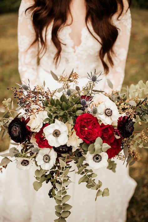 Red And White Weddings, Red Bouquet Wedding, Gold Holiday, Beautiful Wedding Flowers, Rustic Wedding Bouquet, Romantic Wedding Photos, White Wedding Bouquets, Diy Wedding Flowers, Holiday Wedding