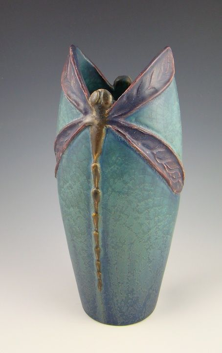 Dragonfly Vase #MyMagnificentObsessions Cerámica Ideas, Pottery Handbuilding, Slab Pottery, Hand Built Pottery, Clay Vase, Pottery Techniques, Ceramics Pottery Art, Pottery Sculpture, Ceramics Ideas Pottery