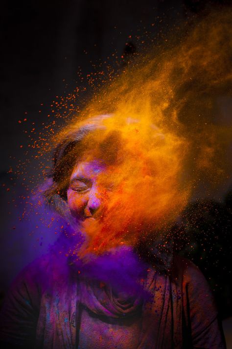 Got Bored Of Regular Holi Portraits So I Took Out My Camera To Play With Light | Bored Panda Holi Colors Photography, Holi Shoot Photo Ideas, Holi Photo Beautiful, Holi Photography Ideas, Holi Playing, Holi Photo Ideas, Holi Festival Photography, Holi Photoshoot Ideas, Holi Aesthetic