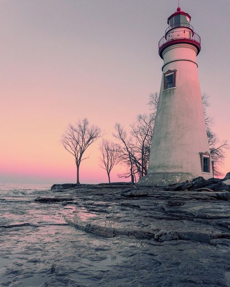 Lake Erie Ohio, Beach Sculpture, Marblehead Lighthouse, Sculpture Inspiration, Lighthouses Photography, Lighthouse Photos, Lighthouse Pictures, Lighthouse Art, Light Houses