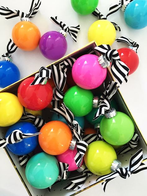 colorful diy ornaments | jane can Make Ornaments, Neon Christmas, Diy Natal, Colorful Christmas Decorations, Christmas Vibe, Rainbows Christmas, Merry Bright Christmas, Christmas Decor Inspiration, Diy Ornaments