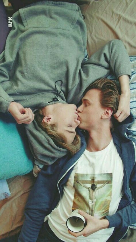 Hommes Grunge, Evak Skam, Isak & Even, Gay Aesthetic, I Love Cinema, Men Kissing, Gay Romance, Lily Collins, Gay Love