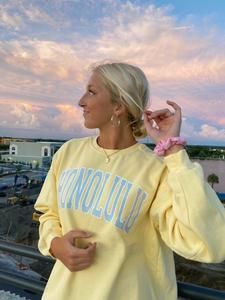 Sweatshirt Outfits, Textured Knit Sweater, Comfort Colors Sweatshirt, Aesthetic Outfit Ideas, Cute Spring Outfits, Yellow Sweatshirt, Cozy Pullover, Sweatshirt Outfit, Cute Sweatshirts