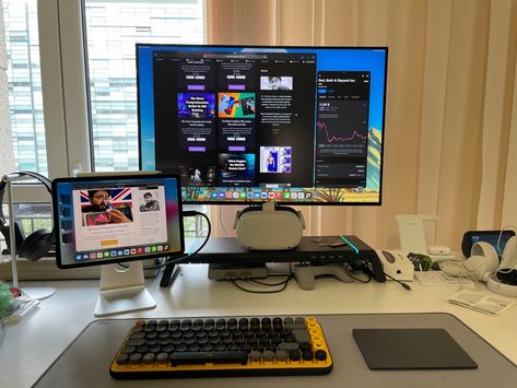 Desk Ideas Laptop, Ipad Desk Setup, Macbook Setup, Ipad Work, Ipad Desk, Laptop Setup, Wfh Setup, Clean Laptop, Desk Stuff