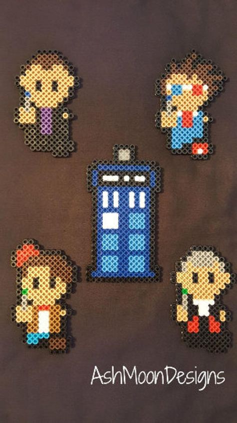 Perler Beads Doctor Who, Doctor Who Perler Bead Patterns, Doctor Who Diy, Doctor Who Perler Beads, Perler Bead Stitch, Weaving Patterns For Beginners, Doctor Who Cross Stitch, Bead Figures, Patterns For Bracelets