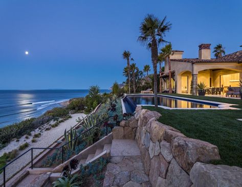 This is my ideal Family Beach House in LA! I really want a family beach house in LA! Beachfront House Ocean Views, Ocean Homes, Malibu House, Malibu Mansion, Malibu Homes, Beach House Aesthetic, California Beach House, Beach Mansion, Malibu Beach House