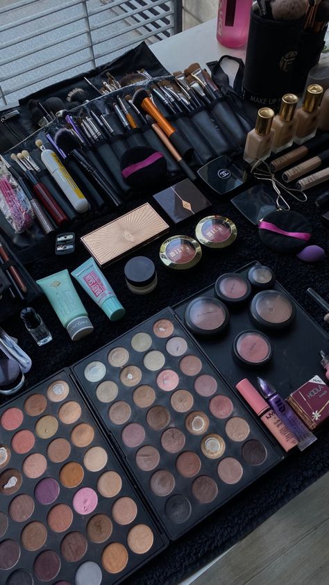 Makeup Artist Set Up, Make Up Artist Aesthetic, Makeup Astethic, Makeup Palette Collection, Makeup Backgrounds, Unexpected Beauty, Beauty Careers, Makeup Business, Peach Makeup