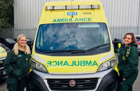 Nhs Paramedic, Paramedic Science, Doctor Inspiration, Female Paramedic, Paramedic Uniform, Bbc Casualty, Girl Firefighter, Back At Work, Back Injury