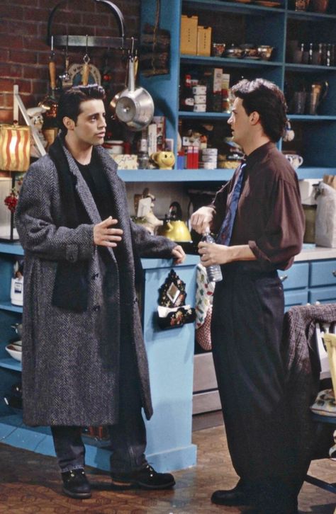 Matt Leblanc And Matthew Perry, Chandler Bing Outfits, 90s Men Outfits, Friends Outfits 90s, 90s Men Fashion, Friends 1994, Chandler Friends, Joey Friends, Fits Inspiration