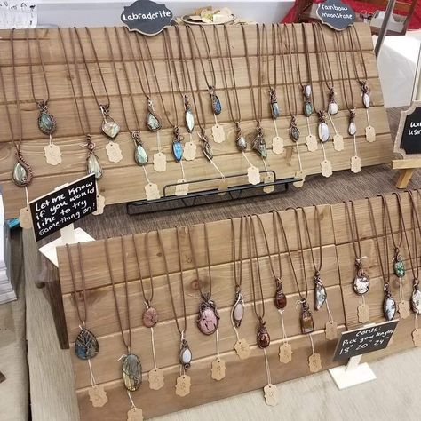 Display Necklaces Craft Show, Necklace Stall Display, Jewel Display Ideas, Diy Retail Jewelry Display, Jewlrey Displays Diy, Gem Show Display, Beachy Jewelry Display, Homemade Jewelry Display Ideas, Pendant Displays For Craft Shows