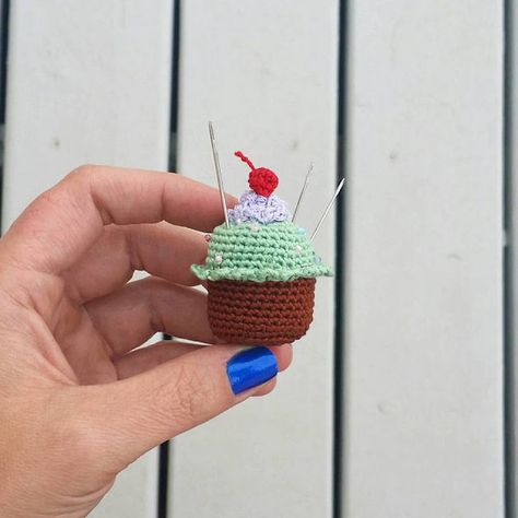 A[mi]dorable Crochet: Cupcake Pincushion Pattern Cupcake Pincushion, Crochet Pincushion, Crochet Mens Scarf, Crochet Cupcake, Bunny Cupcakes, Pin Cushions Patterns, Colorful Cupcakes, Crochet Food, Craft Tutorial