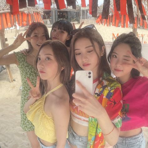 le sserafim ot5 group photo pic icon mirror selca Friendship Goals, Group Photos, Kpop Girl Groups, Kpop Groups, K Idols, Beauty Blog, Pop Group, Kpop Idol, South Korean Girls