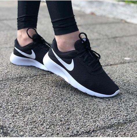 Men Shoes Aesthetic, Best Mens Shoes, Best Men Shoes, Black Running Shoes Women, Shoes Classy, Mens Shoes Casual, Nike Tenis, Gents Shoes, Adidas Boots