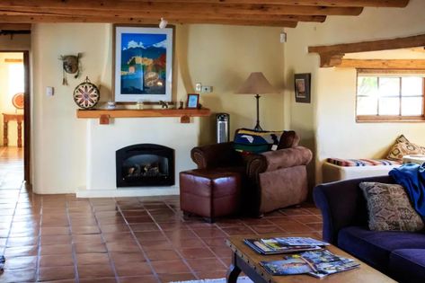 20 Photos of 1990s Home Décor to Overwhelm You With Nostalgia 90s Living Room, Southwestern Living Room, Blue Iguana, 90s California, 90s Room, 90s Bedroom, 80s Bedroom Aesthetic, 90s Home Decor, 80s Bedroom