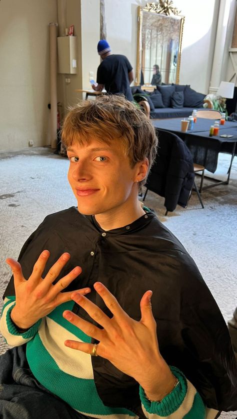 hugh laughton scott instagram story Instagram Story Drawing, Short Fluffy Haircuts, Fluffy Haircuts, Hugh Laughton Scott, Hugh Laughton, Boyfriend Hair, 90s Hairstyles Men, Mens Haircuts Straight Hair, Men Blonde Hair