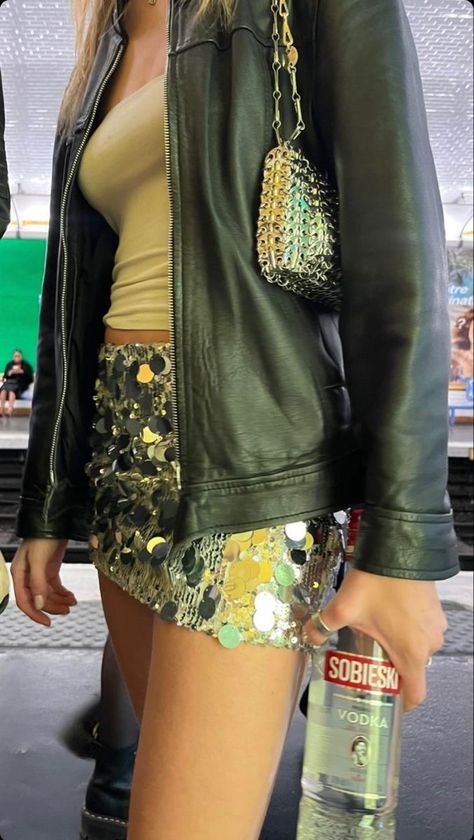 Leather Jacket Aesthetic, Trendy Leather Jacket, Styling Skirts, Jacket Aesthetic, Futuristic Clothing, Sparkly Skirt, Fest Outfits, Party Fits, Looks Party