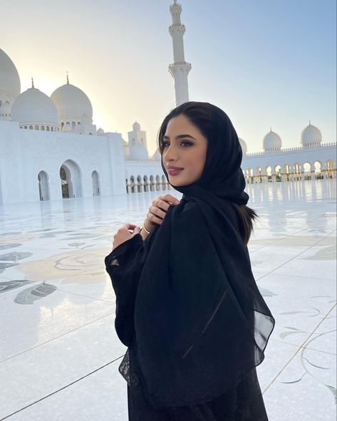 Abaya Pose Ideas, Dubai Mosque Outfit, Arabs Aesthetic, Mosque Outfit, Mosque Pictures, Islam Mosque, Muslim Aesthetic, Dubai Women, Dubai Outfits