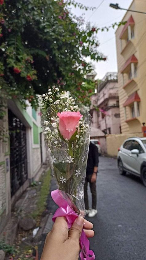 Single Pink Rose Bouquet, Simple One Flower Bouquet, Small Single Flower Bouquet, Rose For Boyfriend, Flower Bouquet Small Simple, Single Eternal Rose, Small Flower Bouquet Aesthetic, Small Bouquet Of Flowers Aesthetic, Rose Bookey