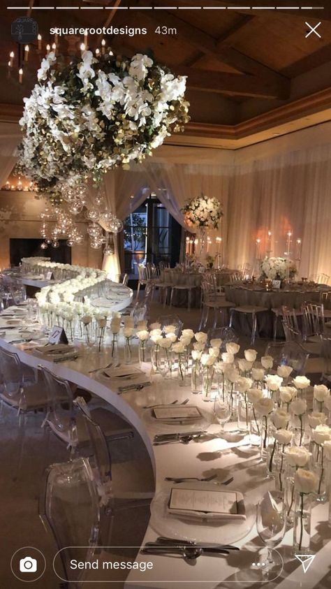 Single Roses Wedding Table, Single Rose In Vase Centerpiece, Single Rose In Vase Wedding, Rose In Vase Centerpiece, Single Roses Centerpieces, Single Flower In Vase Centerpieces, Single Rose Table Decor, Single White Rose Centerpiece, Single Flower Vase Centerpiece