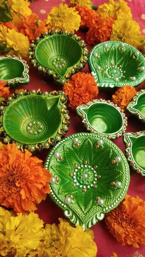 Diwali Panti Decoration Idea, Diwali Diva Design, Aesthetic Diya Decoration, Diy Diya Decoration Ideas Creative, Diwali Panti Design, Diya Panting, Dia Decoration Ideas For Diwali, Diya Decoration Ideas Creative Unique, Diya Designs Painting