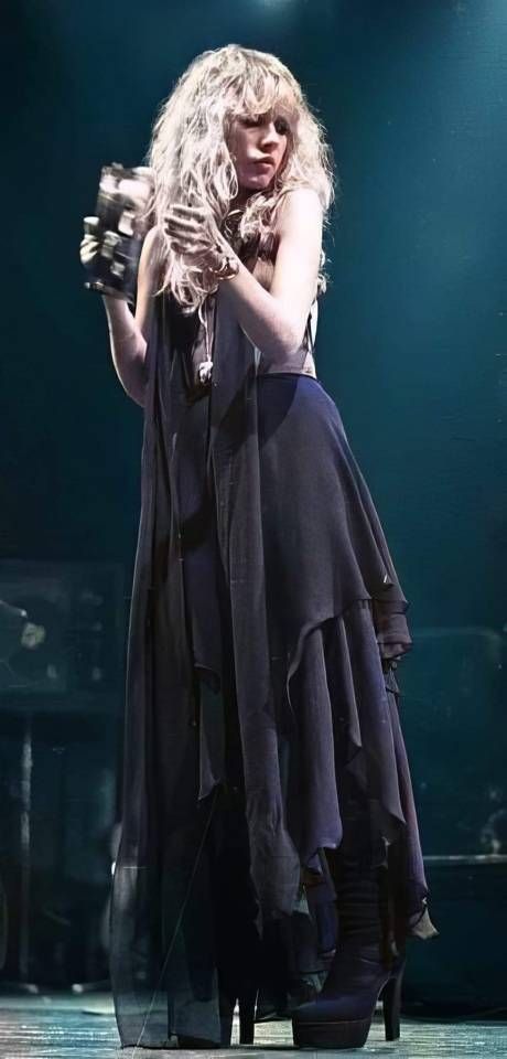 70s Fashion Stevie Nicks, Stevie Nicks Stage Outfits, 70s Stevie Nicks Outfits, Stevie Nicks 70s Hair, Young Stevie Nicks Outfits, Stevie Nicks Fashion Inspiration, Stevie Nicks Witch Aesthetic, Stevie Nicks Outfits Inspiration 70s, Fleetwood Mac Costume