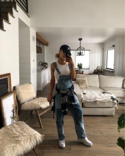 Festival Overalls Outfit, Overalls Hoodie Outfit, Overalls Outfit Fall, Overalls Aesthetic, Denim Overalls Outfit, Delaney Childs, Vintage Chic Fashion, New Era 9twenty, Apartment Goals