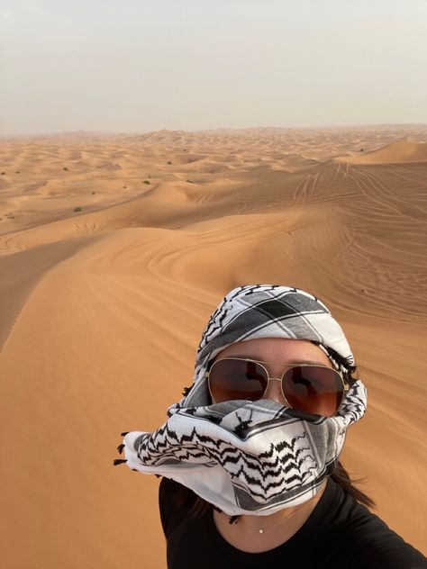 Desert Pics Instagram, Kuffieh Aesthetic, Desert Selfie, Desert Pics, Arabic Vibes, Arab Vibes, Desert Photoshoot Ideas, Desert Photoshoot, Happy National Day