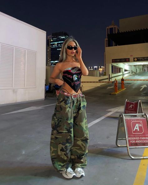 Credits: Instagram (@loren.z0) 🖤 Get some ideas for your casual street style with this collection of trendy Y2K fashion outfits. Elevate your wardrobe with chic cargo pants outfits for women, perfect for achieving that baddie aesthetic. Explore the best of baddie fashion and create stylish looks that will turn heads. Level up your streetwear game now! Pakaian Hipster, 00s Mode, Tomboy Outfits, Tomboy Style Outfits, Looks Street Style, Streetwear Fashion Women, Festival Looks, Swaggy Outfits, Fashion Streetwear