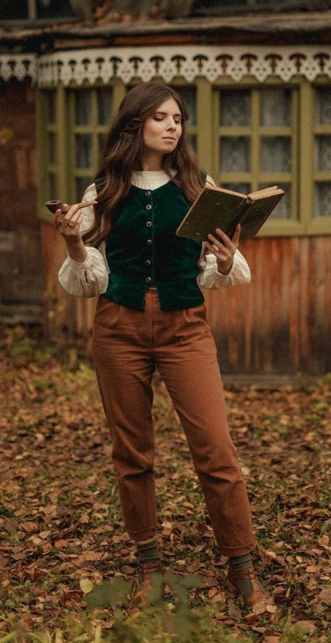 Forest Explorer Outfit, Renfaire Outfit Casual, Hobbit Style Clothes, History Bounding Outfits, Hobbit Core Fashion, Lord Of The Rings Inspired Outfits, Cottagecore Pants Outfit, Hobbit Core Outfits, Hobbit Outfit Female