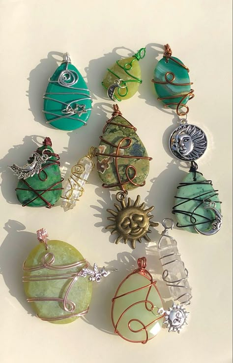 How To Make Own Jewelry, Wore Wrapped Crystal, Wrap Crystals Diy, Crystal Wrapped Jewelry, Indie Gifts Ideas, Simple Wire Wrapped Jewelry, Astrology Crafts, Metal Wire Crafts, Easy Wire Wrapping Stones