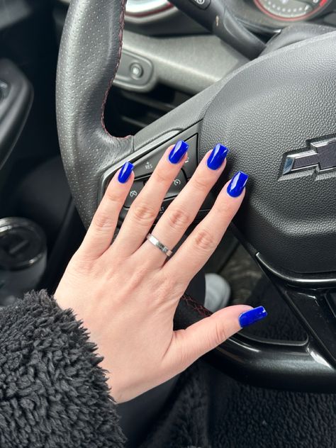 Bright blue coffin nails #coffinnails #blue #dip Blue Neon Nails, Electric Blue Nails, Bright Blue Nails, Neon Blue Nails, Blue Coffin Nails, Short Coffin Nails, Neon Nails, Neon Blue, Dipped Nails