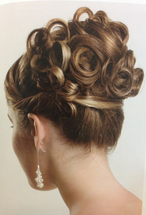 Big Bun Updo, Elegant Hairstyles For Short Curly Hair, Curly Wedding Bun, Prom Hair Curly, Elegant Bun Hairstyles, Curly Buns, Stylish Bun, Chic Bun, Bun With Curls