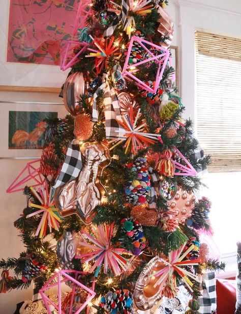 Drinking Straw Starbursts - Aunt Peaches Drinking Straw Christmas Tree Ornaments, Christmas Tree Diy Decorations, Art Straw, Straw Star, Aunt Peaches, Straw Art, Straw Crafts, Straw Weaving, Furbish Studio