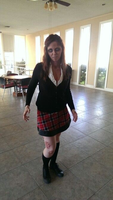 Dead School Uniform Girl Halloween, 2000s Costume, Zombie Outfit, Zombie School, Supernatural Aesthetic, Zombie Clothes, Debate Team, Mall Food Court, Team Costumes