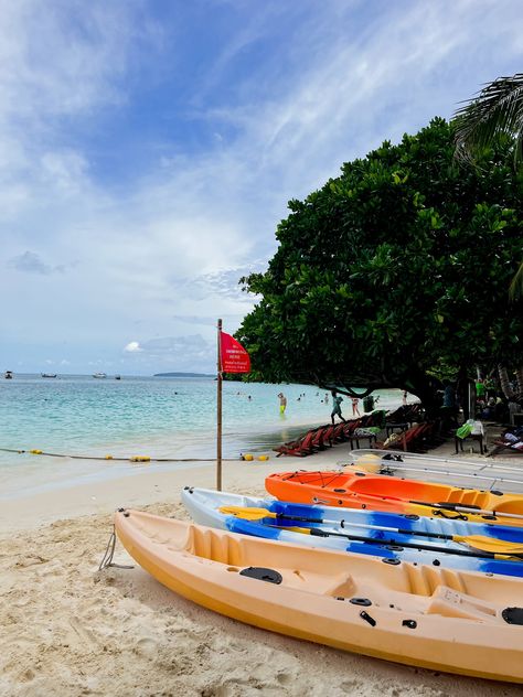 Banana Beach Koh Hey. A great escape from busy Phuket A place where the water is clear, sand is white and forests green. Enjoy a variety of water sports kayaking, parasailing, banana boating, and snorkeling! 𝐂𝐨𝐧𝐭𝐚𝐜𝐭 𝐮𝐬 ☎ 𝐖𝐡𝐚𝐭𝐬𝐚𝐩𝐩 : +𝟔𝟔 𝟗𝟓 𝟎𝟑𝟖 𝟓𝟓𝟑𝟓 🌐https://www.phuketdreamcompany.asia/tours/coral-island-banana-beach-tour/ #BananaBeach #CoralIsland #Fulldaytrip #PremiumSpeedboat #Phuket #KohHey #snorkelling #Phukettrip #Parasailing Banana Beach, Coral Island, Banana Boat, Great Escape, Parasailing, Phuket Thailand, Speed Boats, Wedding Weekend, Phuket