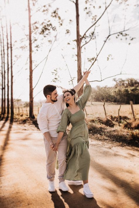 Couple Photoshoot Green Dress, Couple Poses In Nature, Couples Nature Photoshoot, Nature Couple Photoshoot, Engagement Photo Shoot Beach, Pre Wedding Photoshoot Beach, Poses Romantic, Wedding Photos Ideas, Shooting Couple