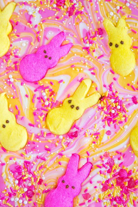 This colorful Peeps Bunny Bark is perfect for your Easter party or celebration! Delicious white chocolate with Peeps bunnies. Creative Easter Desserts, Peeps Dessert, Bunny Bark, Easter Bark, Easter Popcorn, Peeps Recipes, Bark Recipes, Love From The Oven, Pastel Cupcakes