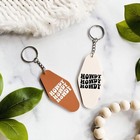 Resin Hotel Keychain, Western Keychain Ideas, Country Keychains, Cowgirl Keychain, Keychain Western, Texas Keychain, Western Keychain, Adorable Keychains, Wedding Seating Chart Display