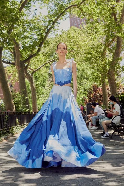 Gurung Dress, Prabal Gurung Dress, Ombré Hair, Prabal Gurung, Blue And White Dress, Friends Fashion, Runway Collection, Mini Fashion, Look Fashion